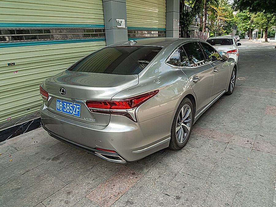 Lexus LS