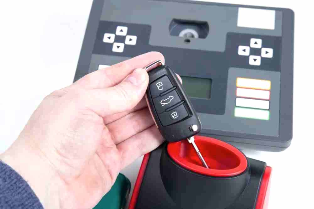 How a transponder car key is made