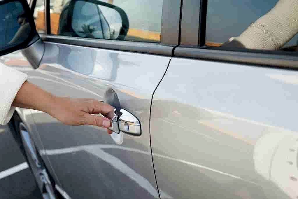 Car keys visible inside a locked vehicle in a Las Vegas parking lot